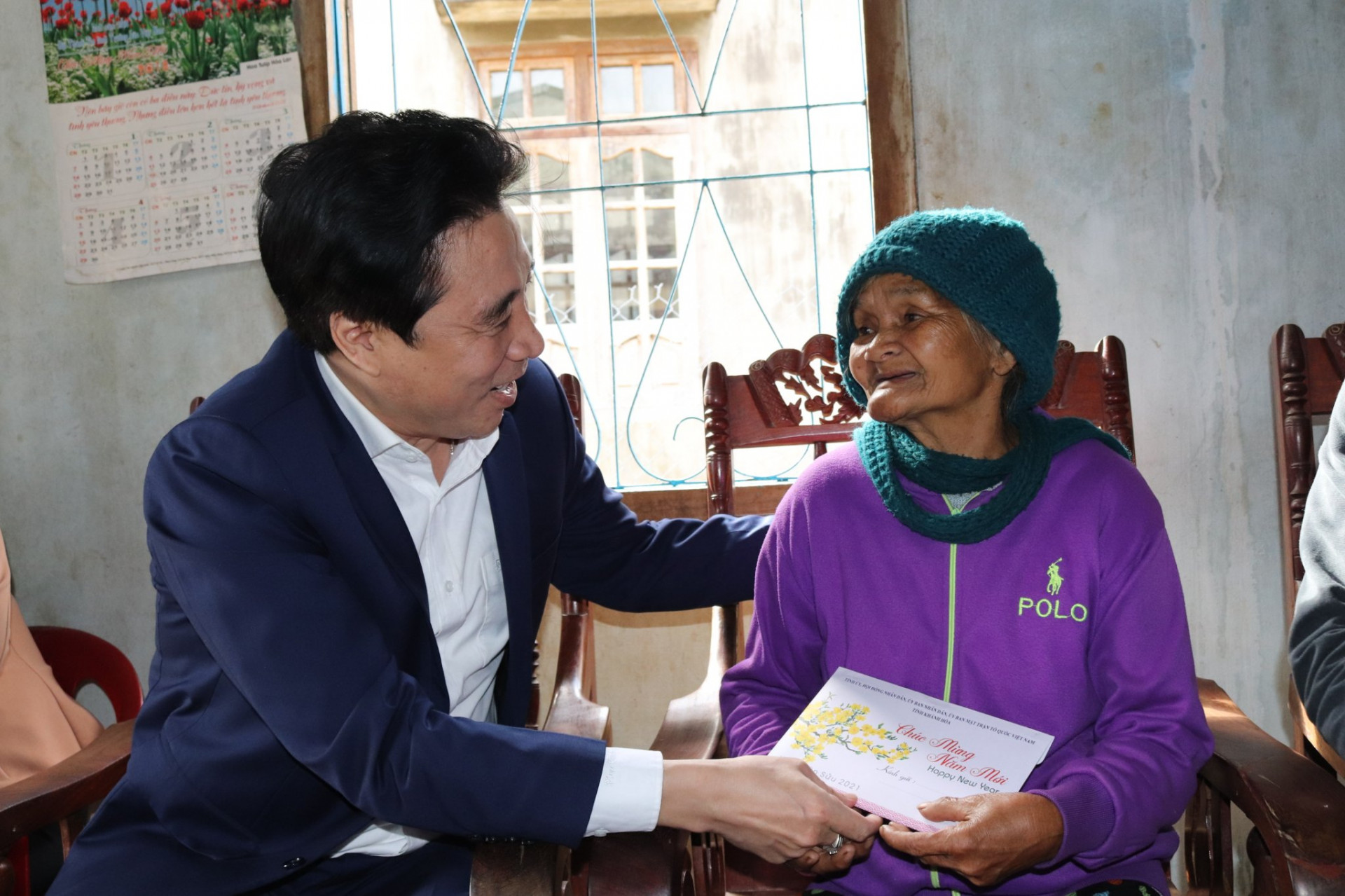Ông Nguyễn Khắc Toàn thăm hỏi, tặng quà Tết cho gia đình chính sách huyện Khánh Sơn.