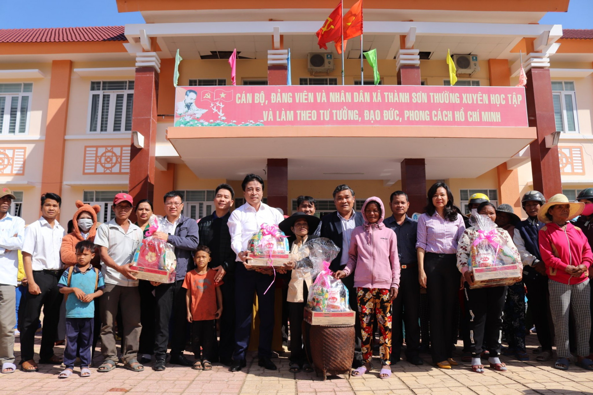 Ông Nguyễn Khắc Toàn và các nhà tài trợ tặng qùa Tết cho người nghèo xã Thành Sơn, Huyện Khánh Sơn.