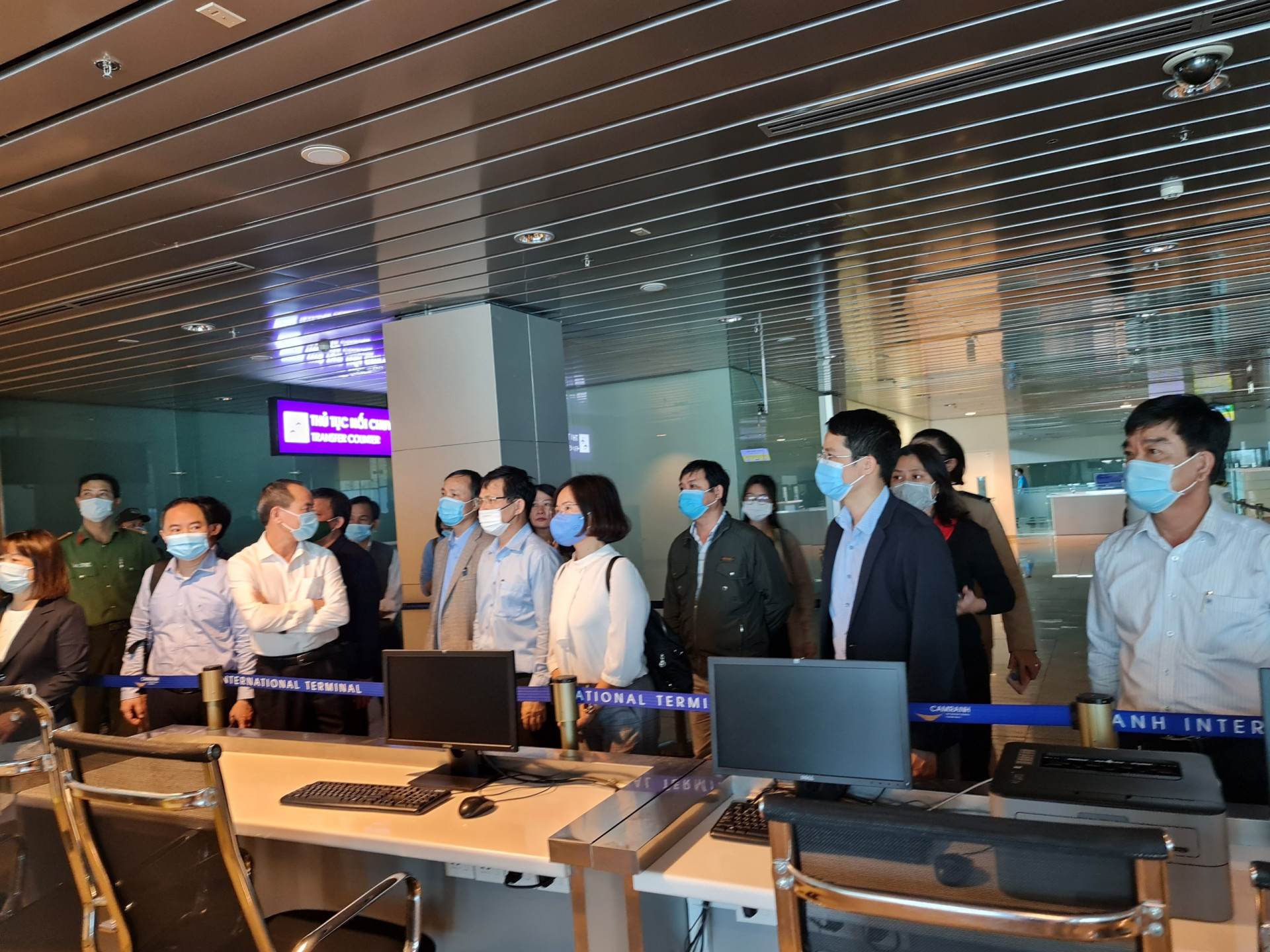Đoàn công tác Bộ Y tế kiểm tra công tác nhập cảnh tại Sân bay Quốc tế Cam Ranh