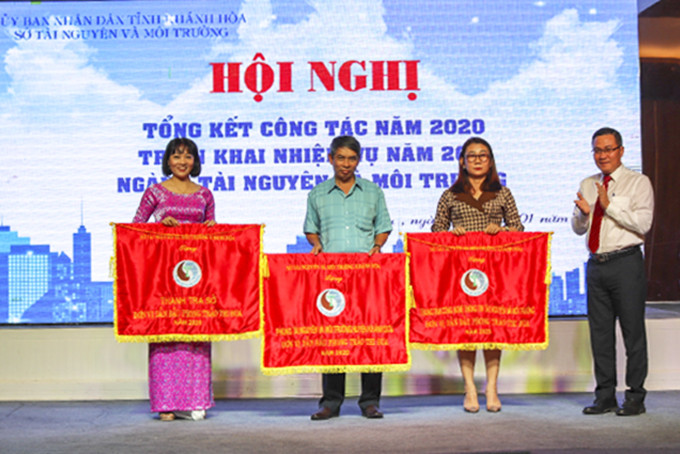 Ông Nguyễn Văn Đồng (bìa phải) tuyên dương các tập thể đạt thành tích xuất sắc năm 2020.