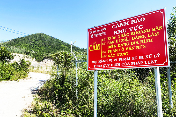 UBND xã Phước Đồng đã cho cắm biển cảnh báo tại khu vực đất rừng bị ông Nguyễn Đức Phán san ủi, phân lô bán nền ở thôn Phước Hạ (ảnh nhỏ). 