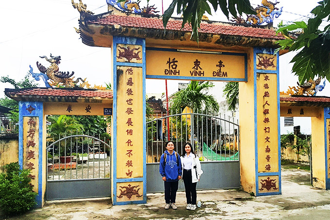 Hai em Nguyễn Siêu và Đàm Thục Quyên tham quan, tìm hiểu  di tích lịch sử văn hóa. 