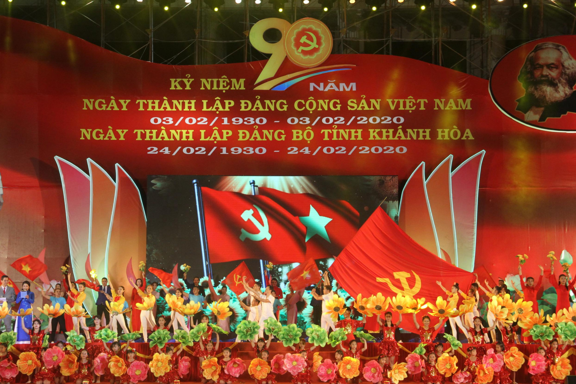 Chương trình nghệ thuật chào mừng 90 năm Ngày thành lập Đảng cộng sản Việt Nam và Ngày thành lập Đảng bộ tỉnh Khánh Hòa đã được tổ chức hoành tráng và ý nghĩa. 