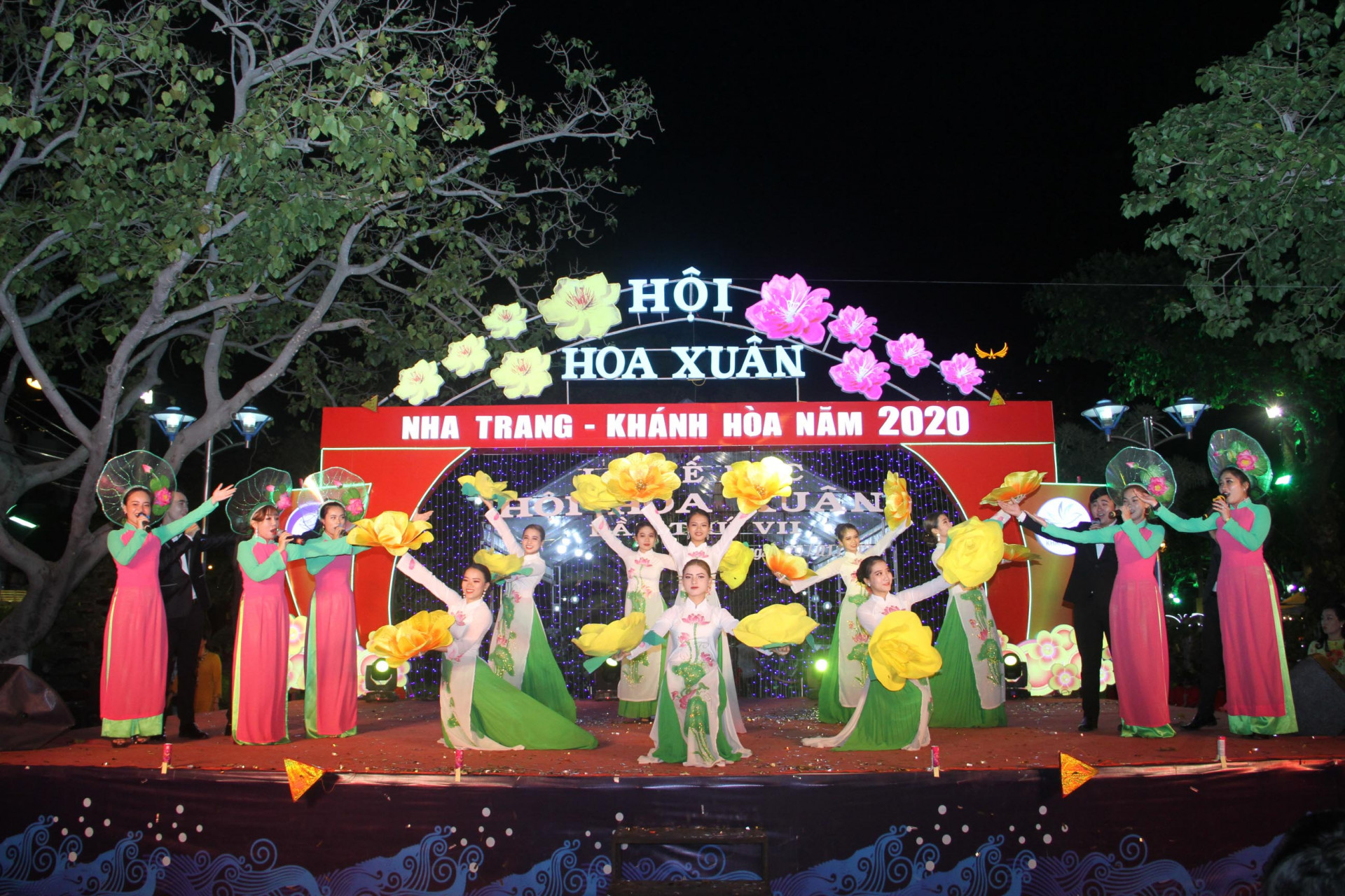 TP.Nha Trang cũng tổ chức các hoạt động biểu diễn nghệ thuật trong dịp đầu xuân năm mới. 