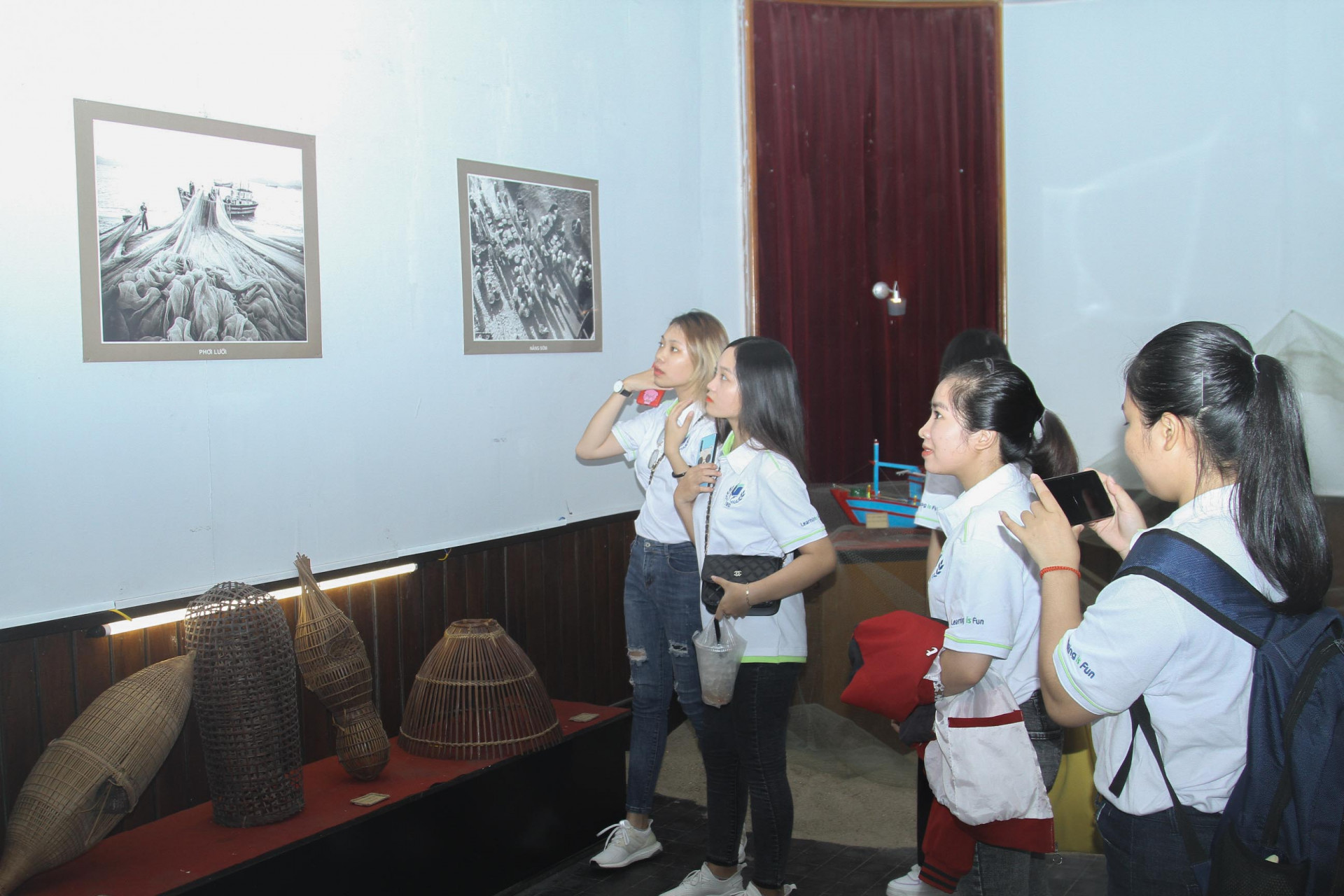 Khi đại dịch đã được kiểm soát, những hoạt động văn hóa lại được các đơn vị căn cứ vào tình hình thực tế để tổ chức. Trong ảnh, công chúng đến xem triển lãm Quà tặng của biển do Bảo tàng tỉnh Khánh Hòa thực hiện. 
