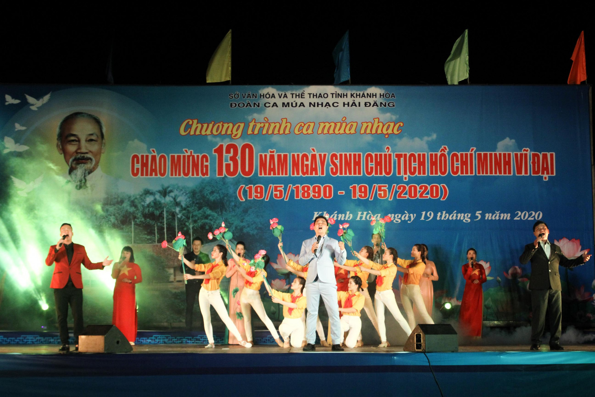 Chương trình biểu diễn nghệ thuật chào mừng 130 năm Ngày sinh Chủ tịch Hồ Chí Minh do Đoàn ca múa nhạc Hải Đăng thực hiện. 