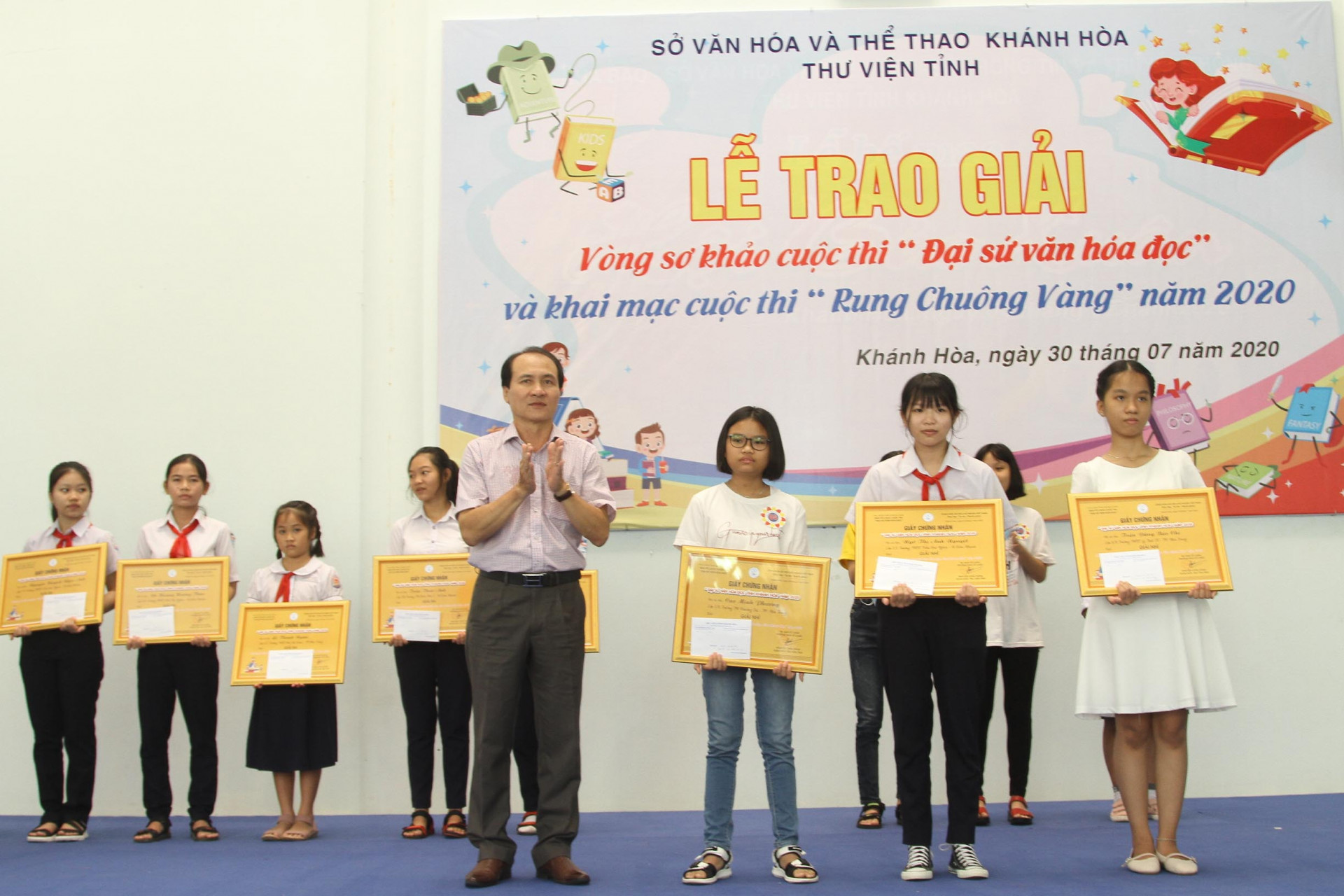 Thư viện tỉnh Khánh Hòa tổ chức lễ trao giải cuộc thi Đại sứ văn hóa đọc cho các em học sinh đạt kết quả xuất sắc. 