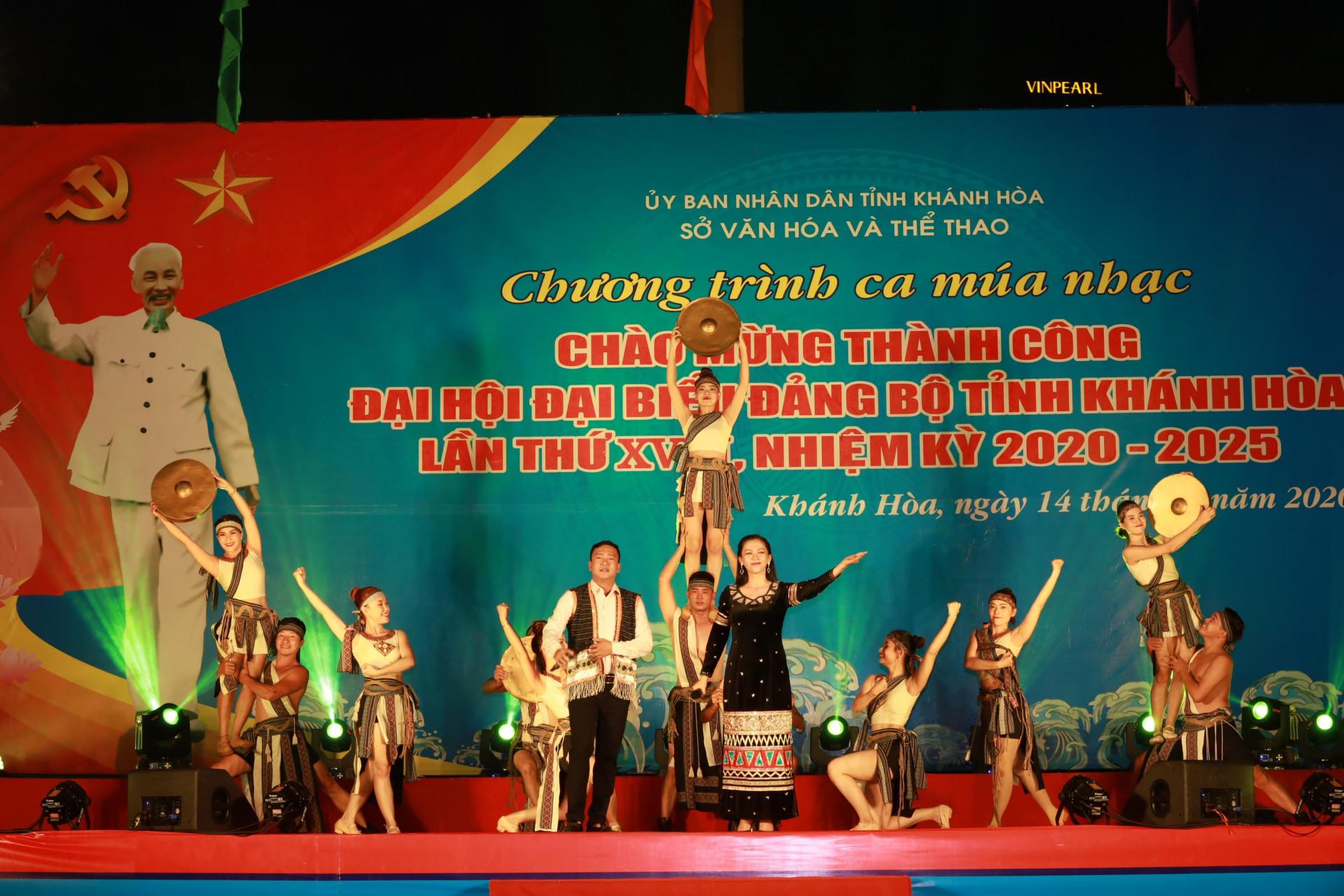 Nhân sự kiện Đại hội Đảng bộ tỉnh Khánh Hòa lần thứ XVIII thành công, các nghệ sĩ, diễn viên của ngành văn hóa đã thực hiện chương trình nghệ thuật chào mừng. 