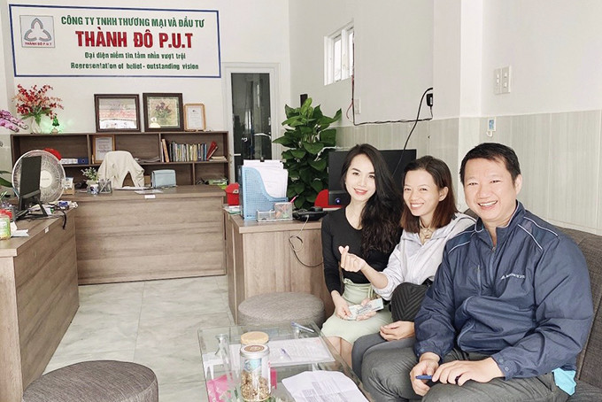Vợ chồng anh Nguyễn Nguyên Vũ đến Công ty TNHH Thương mại và Đầu tư Thành Đô P.U.T mua căn hộ chung cư P.H Nha Trang.