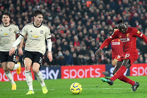 Liverpool đối đầu với Manchester United trong cuộc chiến tranh chấp vị trí đầu bảng xếp hạng.