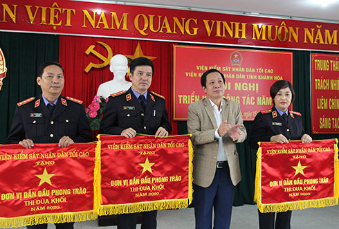 Ông Hà Quốc Trị trao cờ thi đua cho các tập thể.