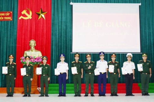 Đại tá Cao Sơn trao chứng nhận tốt nghiệp cho các học viên.