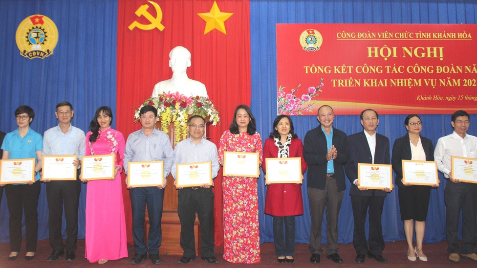  Đại diện Liên đoàn Lao động tỉnh Khánh Hòa trao bằng khen cho những tập thể, cá nhân xuất sắc.