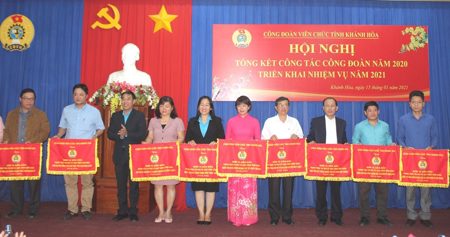 Công đoàn Viên chức tỉnh Khánh Hòa trao cờ thi đua xuất sắc cho các đơn vị.