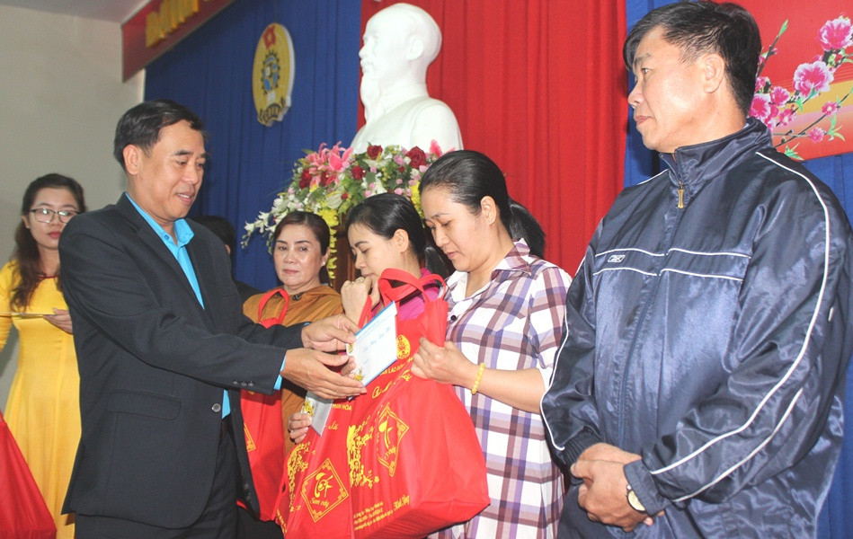 Đại diện Công đoàn Viên chức tỉnh Khánh Hòa trao quà Tết cho đoàn viên khó khăn.