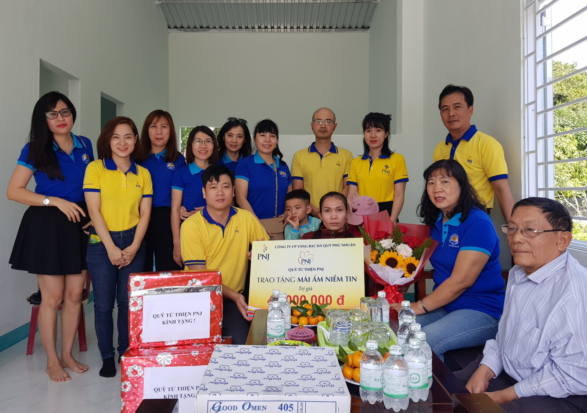 Gia đình chị Hà nhận hỗ trợ từ Quỹ Từ thiện PNJ và Hội Doanh nhân nữ tỉnh