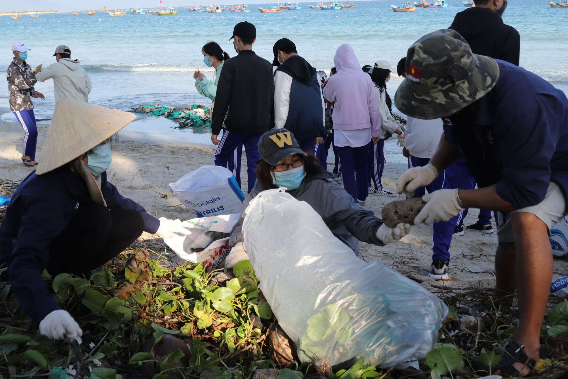 Các tình nguyện viên tích cực nhặt rác tại bãi biển Ninh Hải.