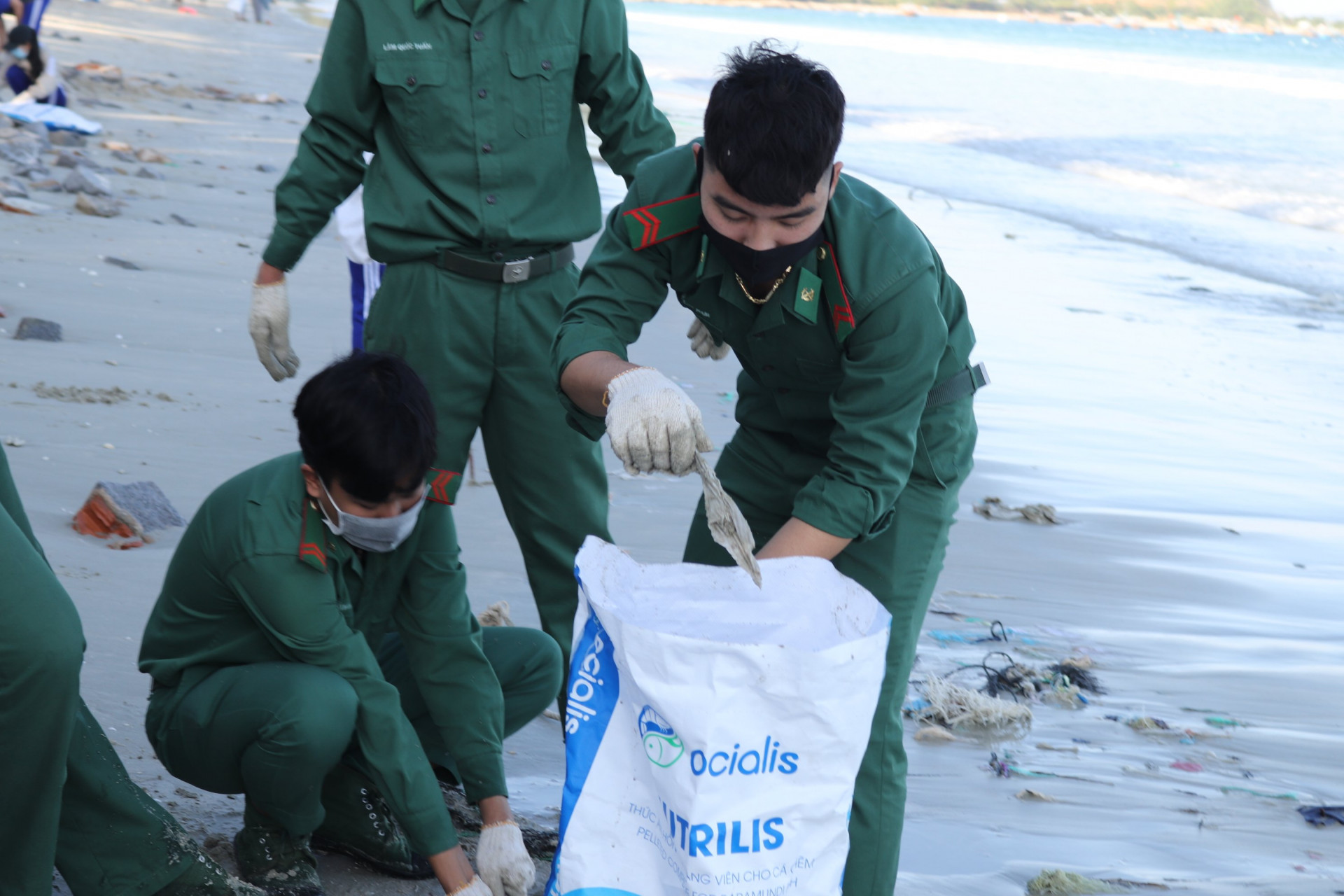 Các chiến sỹ Đồn biên phòng Ninh Hải tham gia nhặt rác.