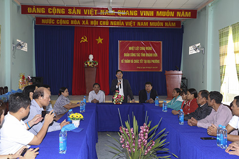 Ông Nguyễn Tấn Tuân, Phó Bí thư Tỉnh ủy, Chủ tịch UBND tỉnh trong buổi đến thăm chúc Tết người dân xã Giang Ly.