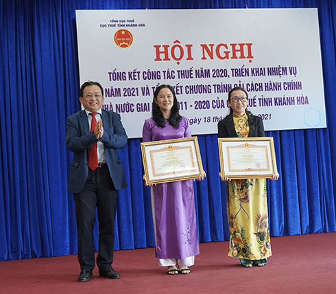 Ông Lê Hữu Hoàng trao bằng khen của Thủ tướng Chính phủ cho các cá nhân