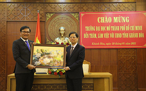 Hiệu trưởng nhà trường tặng quà lưu niệm tỉnh Khánh Hòa.