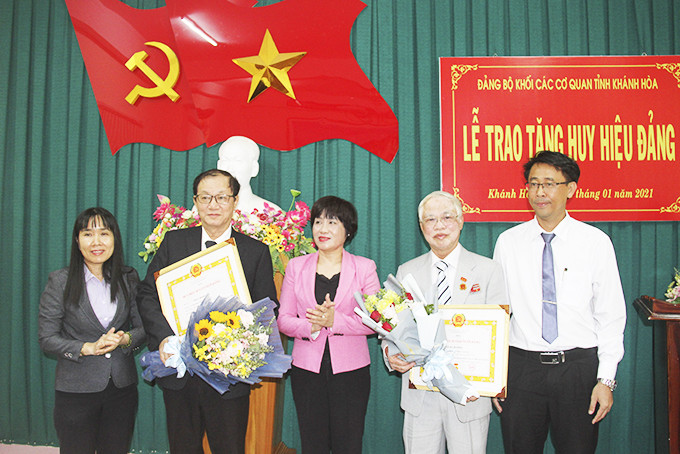 Lãnh đạo Đảng ủy Khối trao Huy hiệu 50 tuổi Đảng cho đồng chí Lê Bá Dương  và Huy hiệu 40 năm tuổi Đảng cho đồng chí Trần Đình Lâm.