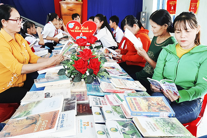 Người dân tổ dân phố Hà Thanh 2  (phường Ninh Đa, thị xã Ninh Hòa)  đọc sách do Thư viện tỉnh luân chuyển phục vụ. 