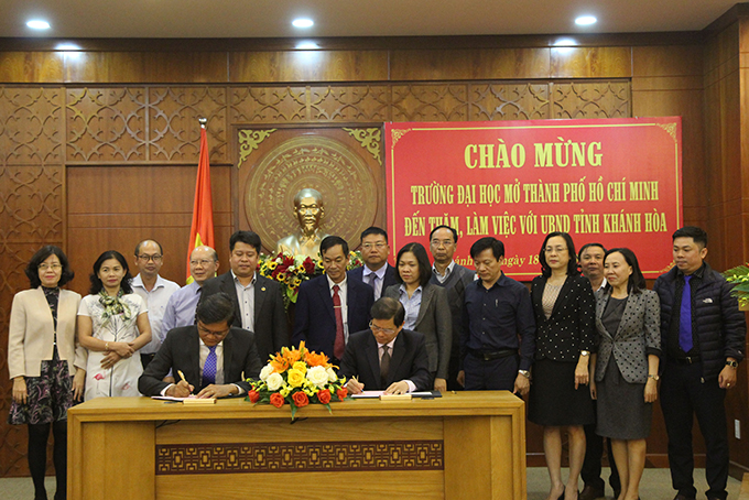 Ông Nguyễn Tấn Tuân ký kết biên bản làm việc với đại diện nhà trường.