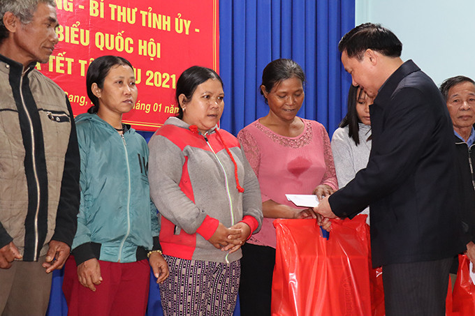 Đồng chí Nguyễn Khắc Định trao quà theo chương trình của Hội Chữ thập đỏ tỉnh