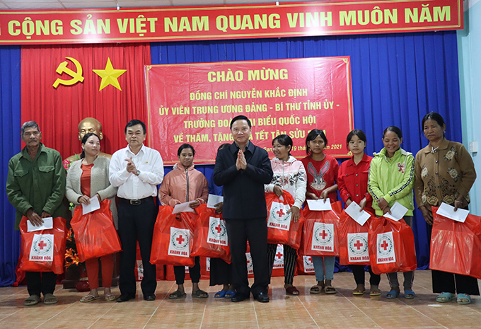 Lãnh đạo Tỉnh ủy và Hội Chữ thập đỏ tỉnh trao quà cho các hộ gia đình chính sách 