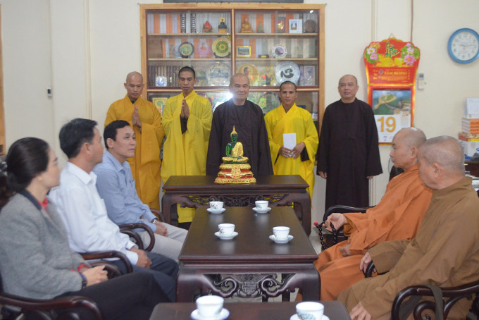 Đại diện Ban trị sự Giáo hội Phật giáo Việt Nam tỉnh Khánh Hoà trao quà cho chư tăng làm nhiệm vụ phật sự tại huyện Trường Sa.