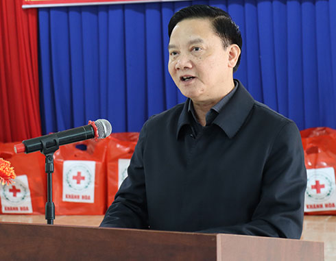 Ông Nguyễn Khắc Định phát biểu tại buổi tặng quà.
