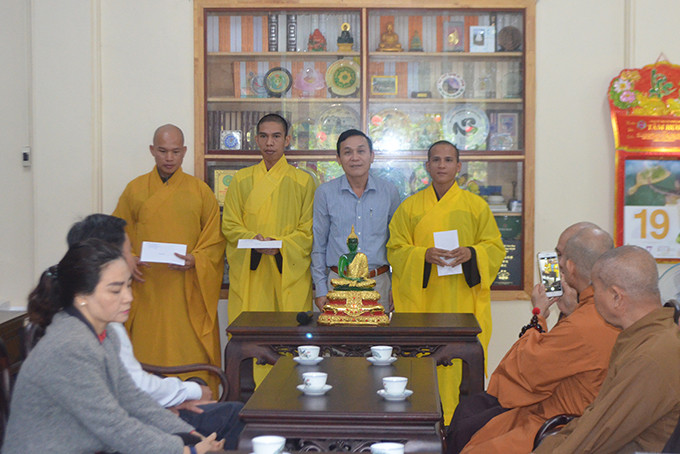 Đại diện Ban Tôn giáo tỉnh Khánh Hòa trao quà cho chư tăng làm nhiệm vụ phật sự tại huyện Trường Sa.
