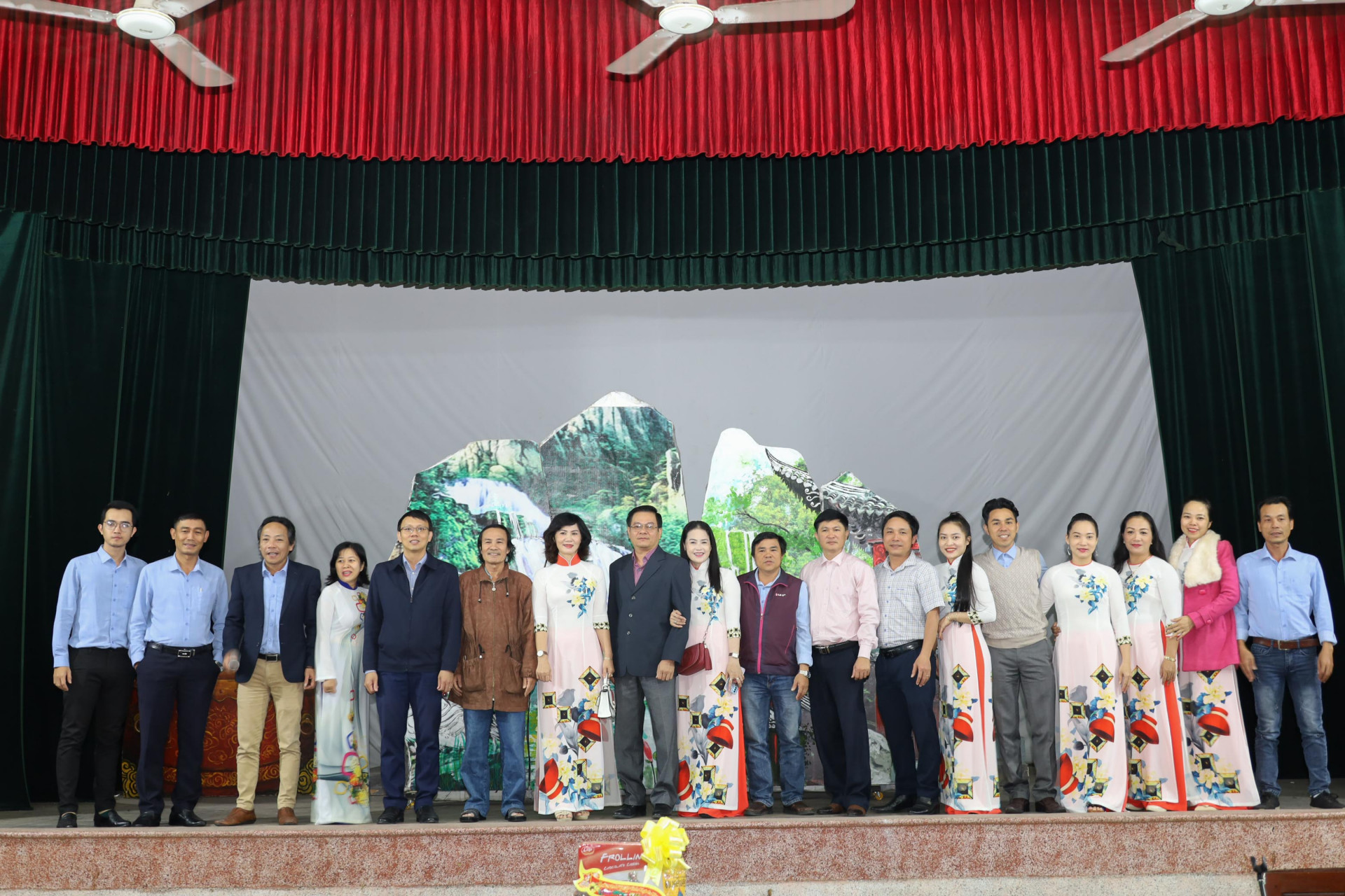 Ông Trần Mạnh Dũng chụp hình lưu niệm với lãnh đạo, nghệ sĩ Nhà hát Nghệ thuật truyền thống tỉnh Khánh Hòa. 