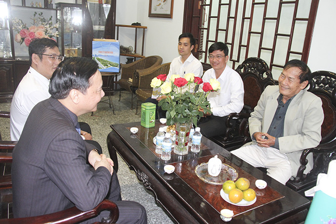  Ông Nguyễn Khắc Định thăm hỏi và gửi lời chúc Tết đến gia đình ông Mai Dương - nguyên Bí thư Tỉnh ủy