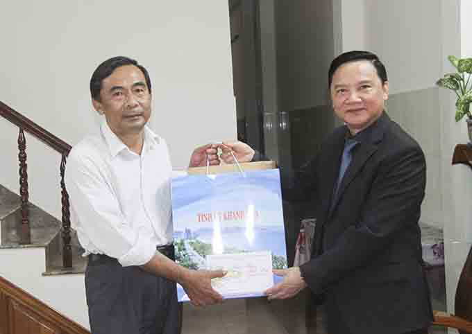 Ông Nguyễn Khắc Định tặng quà cho gia đình ông Bùi Hồng Thái - nguyên Bí thư Tỉnh ủy Khánh Hòa