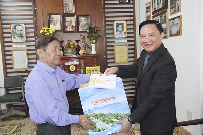 Đại diện gia đình ông Nguyễn Hồng Châu - nguyên Bí thư Tỉnh ủy nhận quà của Tỉnh ủy Khánh Hòa