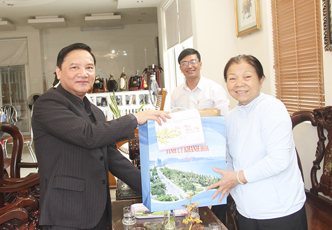 Đại diện gia đình ông Nguyễn Văn Tự - nguyên Bí thư Tỉnh ủy nhận quà của Tỉnh ủy Khánh Hòa