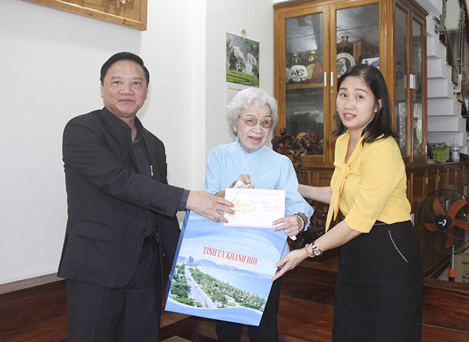 Ông Nguyễn Khắc Định trao quà cho gia đình ông Võ Cứ - nguyên Quyền Bí thư Tỉnh ủy Khánh Hòa
