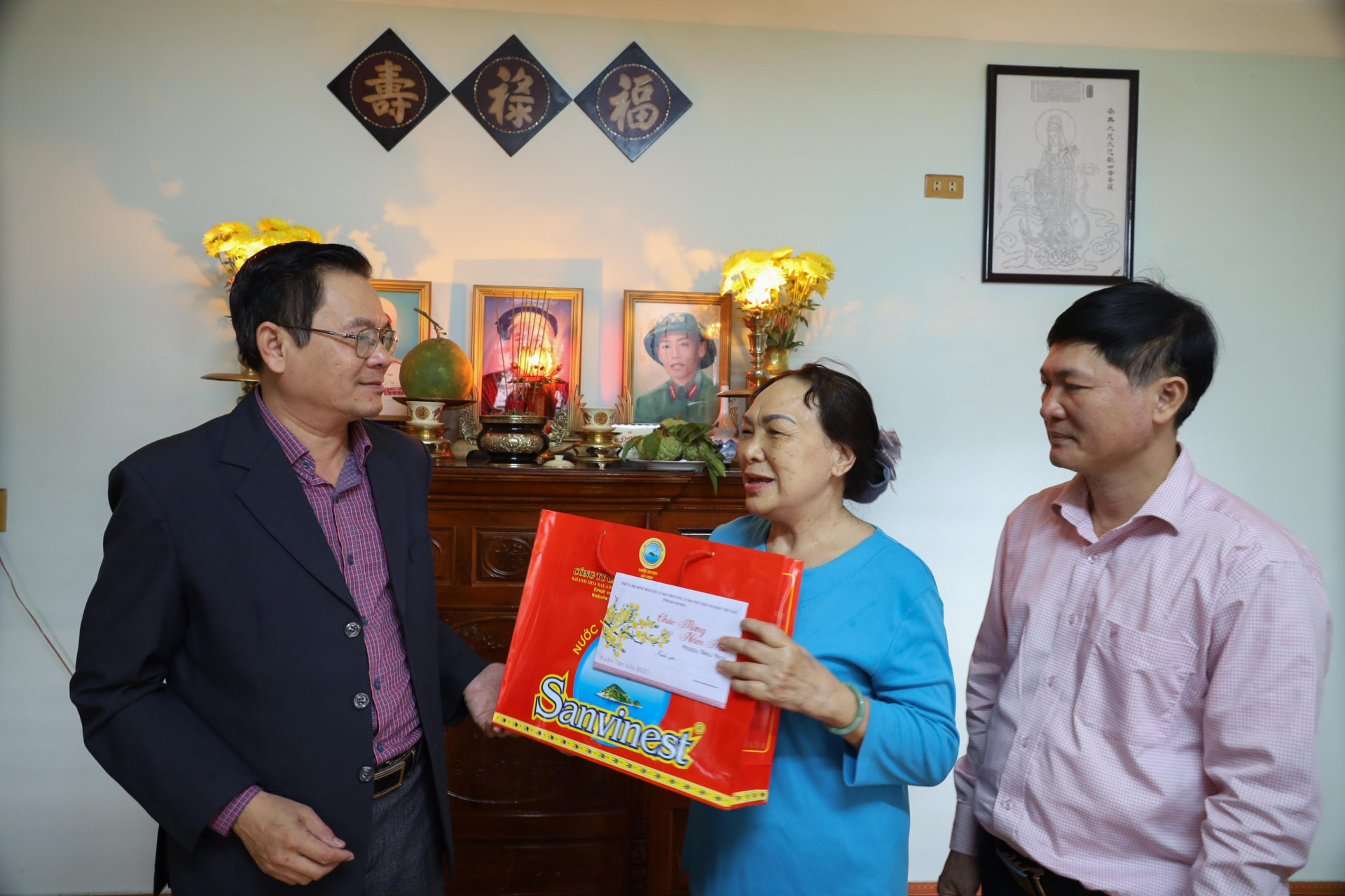 Ông Trần Mạnh Dũng tặng quà Tết thân nhân đồng chí Nguyễn Ngọc Nhị. 