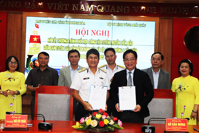 Lãnh đạo Ban Tuyên giáo Tỉnh ủy và Bộ Tư lệnh Vùng 4 Hải quân  ký kết chương trình phối hợp.
