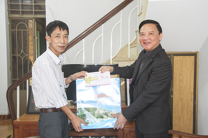 Bí thư Tỉnh ủy Nguyễn Khắc Định tặng quà cho gia đình ông Ngũ Hữu Ngật - nguyên Bí thư Tỉnh ủy.