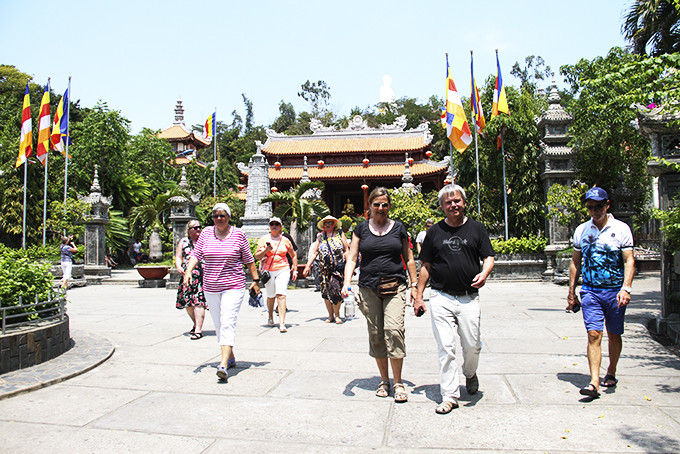 Khách du lịch quốc tế tham quan chùa Long Sơn.