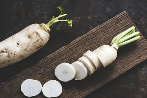 Vì sao bạn nên bắt đầu uống nước ép củ cải?