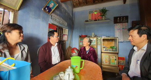 Ông Trần Mạnh Dũng thăm, chúc Tết và tặng quà gia đình bà Nguyễn Thị Nhỏ