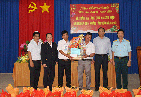 Đoàn công tác các đơn vị giúp đỡ xã Sơn Hiệp tặng quà Tết cho tập thể địa phương