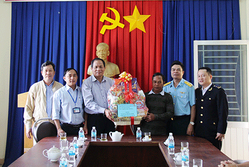 Ông Nguyễn Văn Ghi (thứ 3 từ trái sang) trao quà cho tập thể xã Sơn Bình