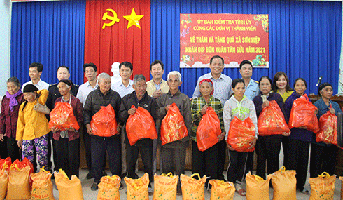 Lãnh đạo các đơn vị giúp đỡ xã Sơn Hiệp tặng quà Tết cho người dân địa phương