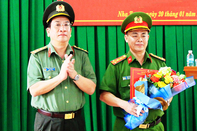 Đại tá Đào Xuân Lân trao quyết định thành lập đội.