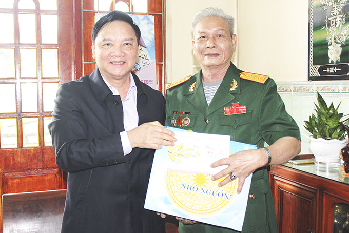 Đồng chí Nguyễn Khắc Định thăm hỏi, tặng quà Tết  cho gia đình chính sách tiêu biểu ở TP. Nha Trang.